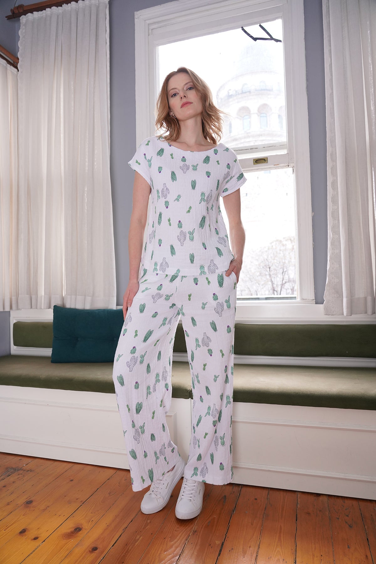 COSTUM DAMĂ MUSLIN, BLUZĂ CU MÂNECI LILIAC ȘI GULER BĂRCUȚĂ, PANTALONI LARGĂ CU BUZUNARE ȘI TALIE ELASTICĂ - ALB