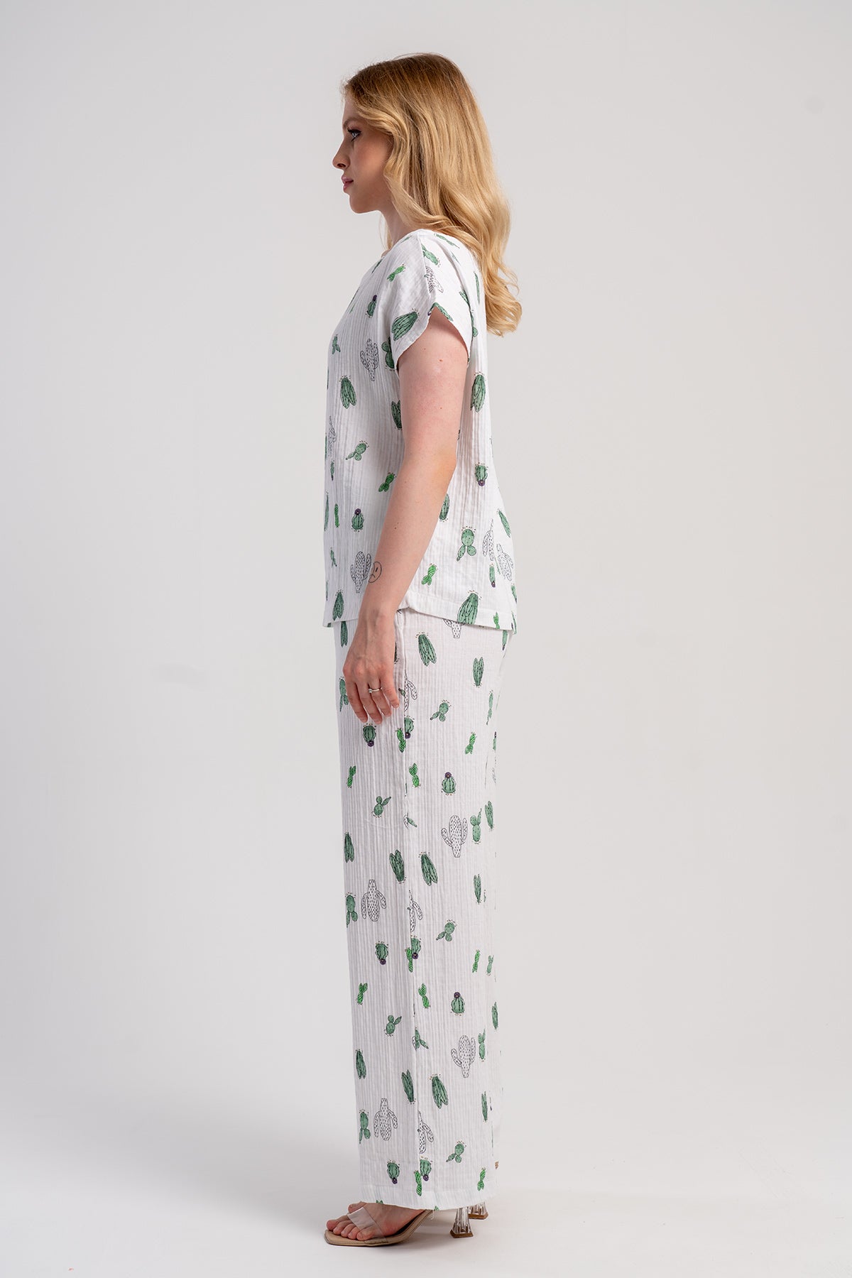 COSTUM DAMĂ MUSLIN, BLUZĂ CU MÂNECI LILIAC ȘI GULER BĂRCUȚĂ, PANTALONI LARGĂ CU BUZUNARE ȘI TALIE ELASTICĂ - ALB