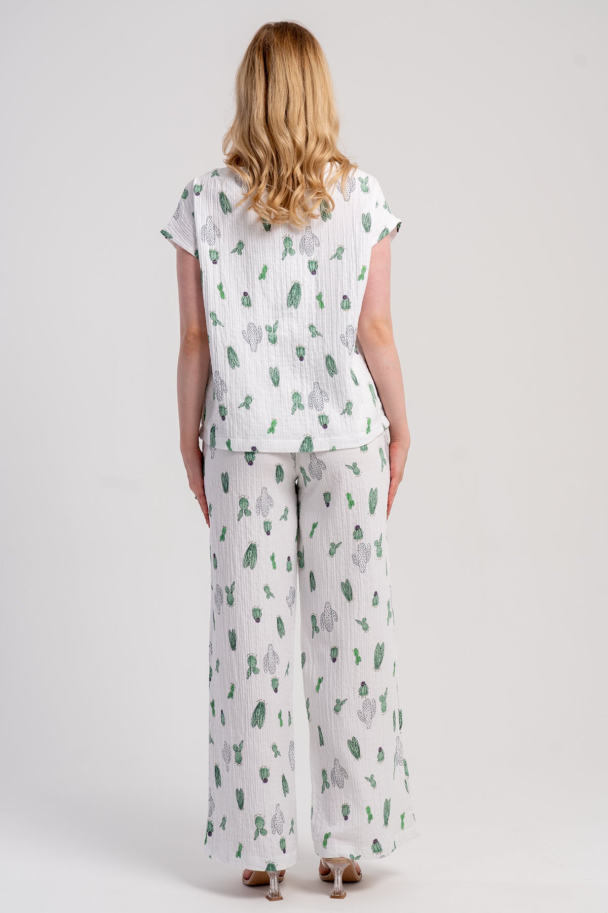 COSTUM DAMĂ MUSLIN, BLUZĂ CU MÂNECI LILIAC ȘI GULER BĂRCUȚĂ, PANTALONI LARGĂ CU BUZUNARE ȘI TALIE ELASTICĂ - ALB
