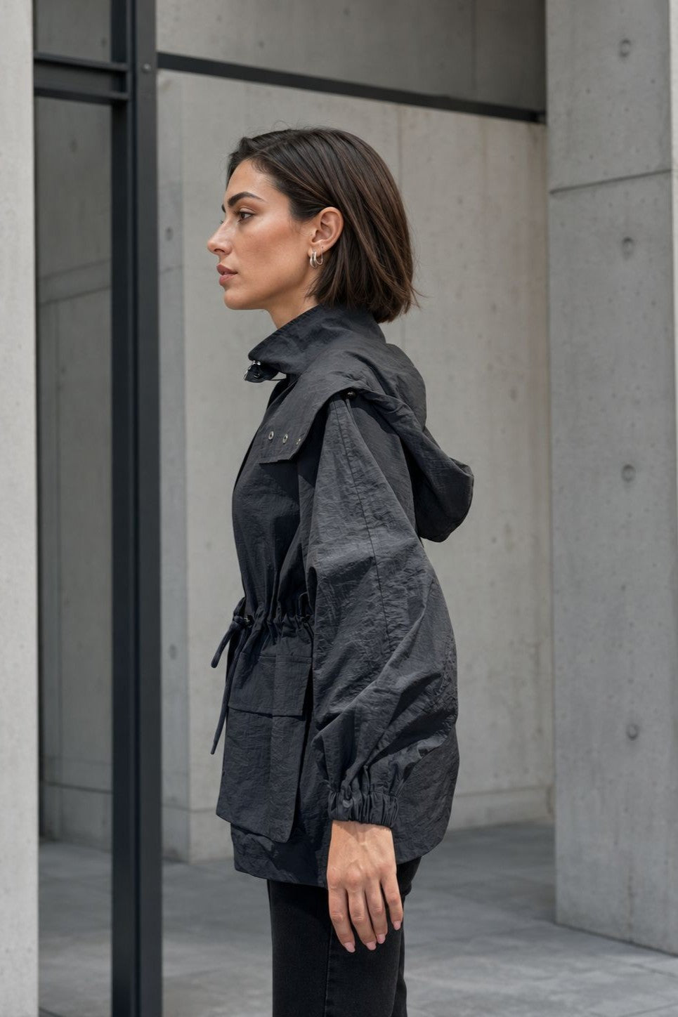Pelerină de ploaie cu glugă și cordon în talie Beli 6319