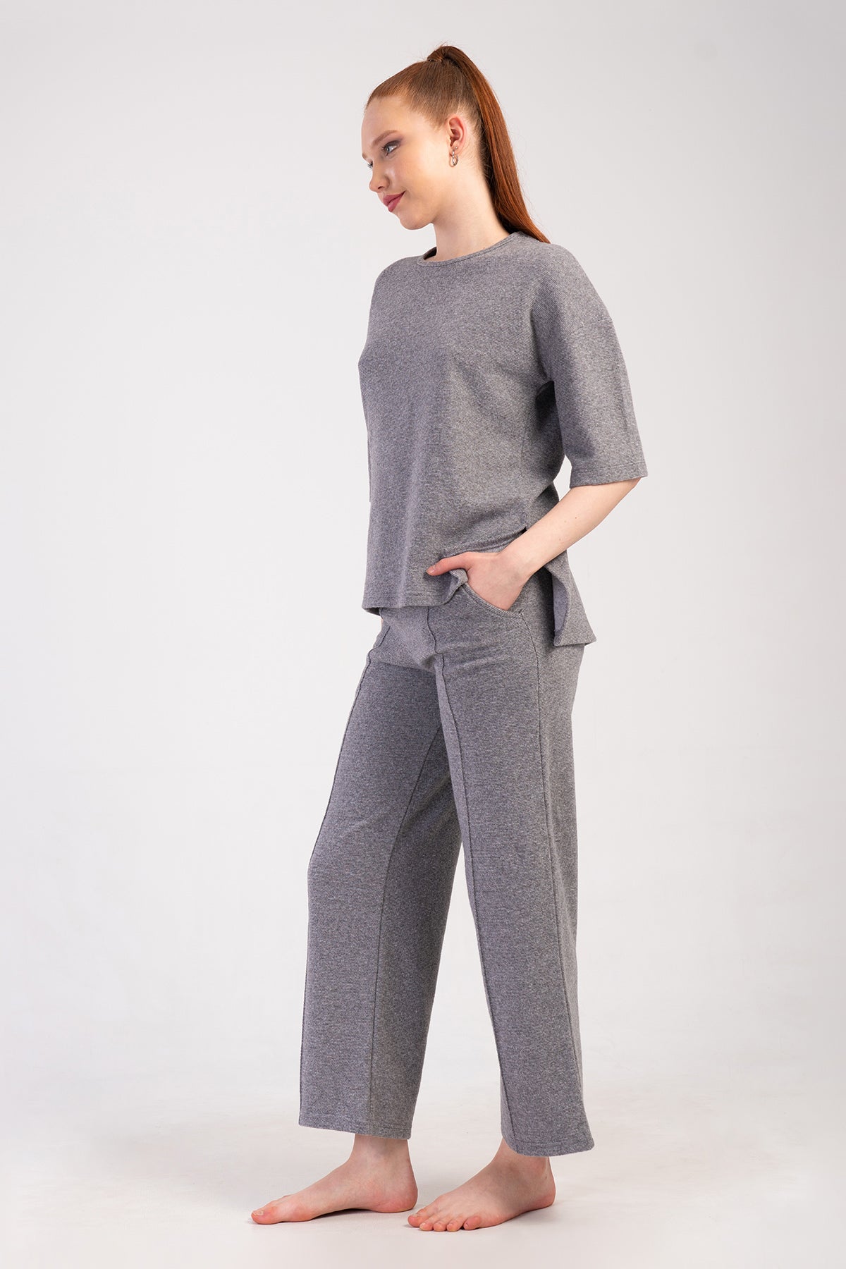 SET PIJAMA DAMA, DIN INTERLOCK JACARD, DECOLTEU ROTUND, UMERI CĂZUȚI, MÂNECĂ SCURTĂ, FANTĂ SCURTĂ ÎN FAȚĂ ȘI LUNGĂ ÎN SPATE, CU BUZUNARE NERVURATE - GRI