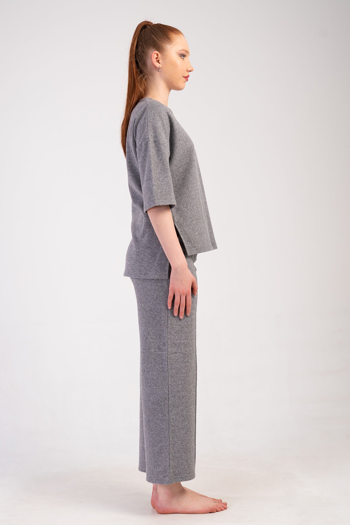 SET PIJAMA DAMA, DIN INTERLOCK JACARD, DECOLTEU ROTUND, UMERI CĂZUȚI, MÂNECĂ SCURTĂ, FANTĂ SCURTĂ ÎN FAȚĂ ȘI LUNGĂ ÎN SPATE, CU BUZUNARE NERVURATE - GRI