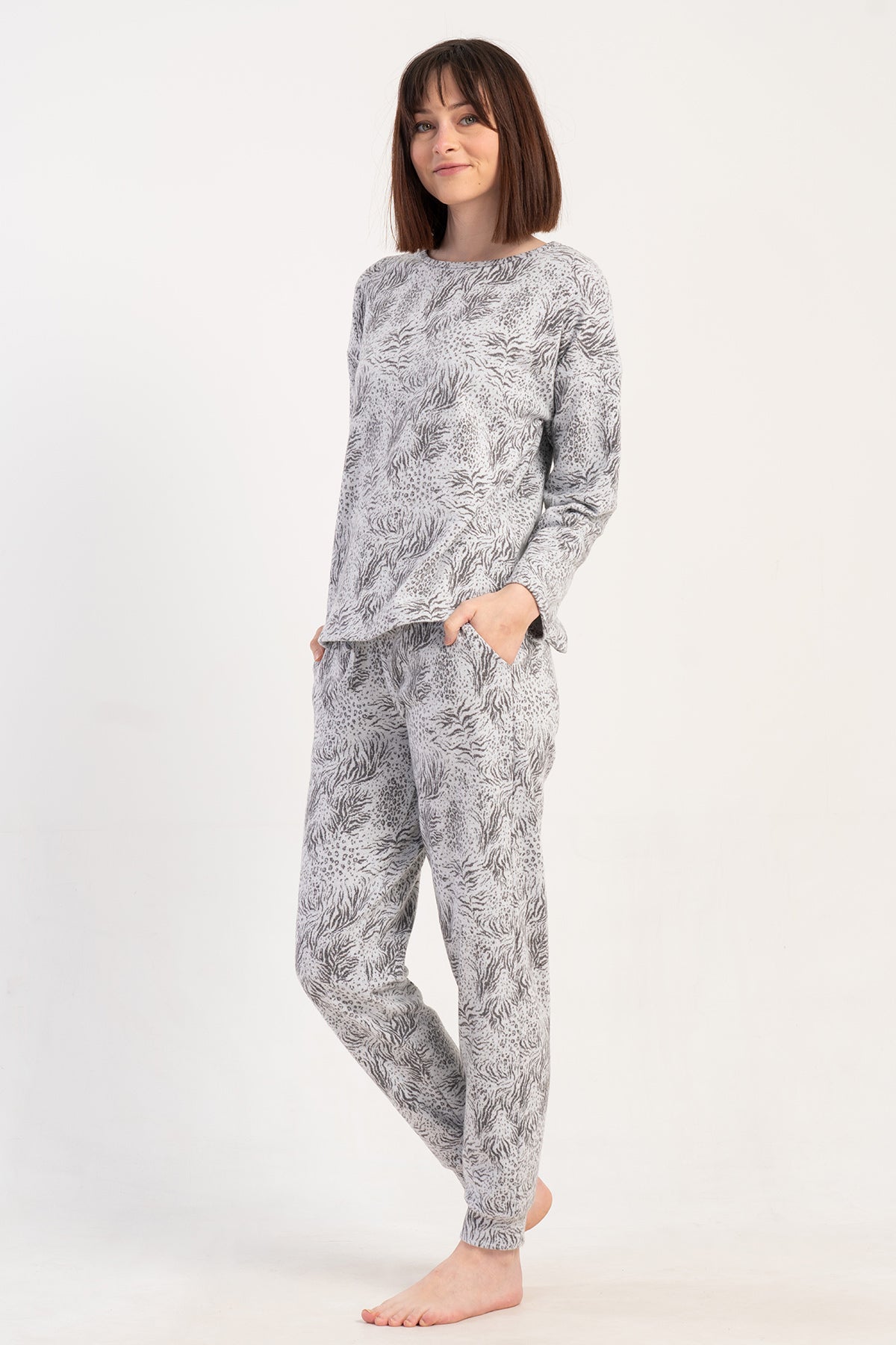 SET PIJAMA DE DAMĂ, JACARD, INTERLOCK, MĂRIMEA XXL, CU GULER BĂRCUȚĂ, UMERI CĂZUȚI, MÂNECI LUNGI CU MANȘETE ȘI BUZUNARE - GRI
