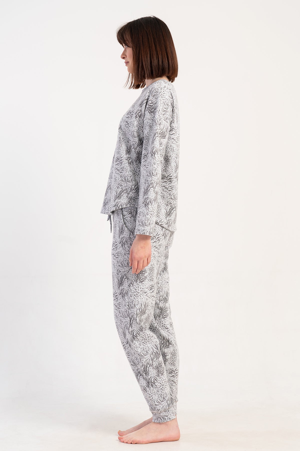 SET PIJAMA DE DAMĂ, JACARD, INTERLOCK, MĂRIMEA XXL, CU GULER BĂRCUȚĂ, UMERI CĂZUȚI, MÂNECI LUNGI CU MANȘETE ȘI BUZUNARE - GRI