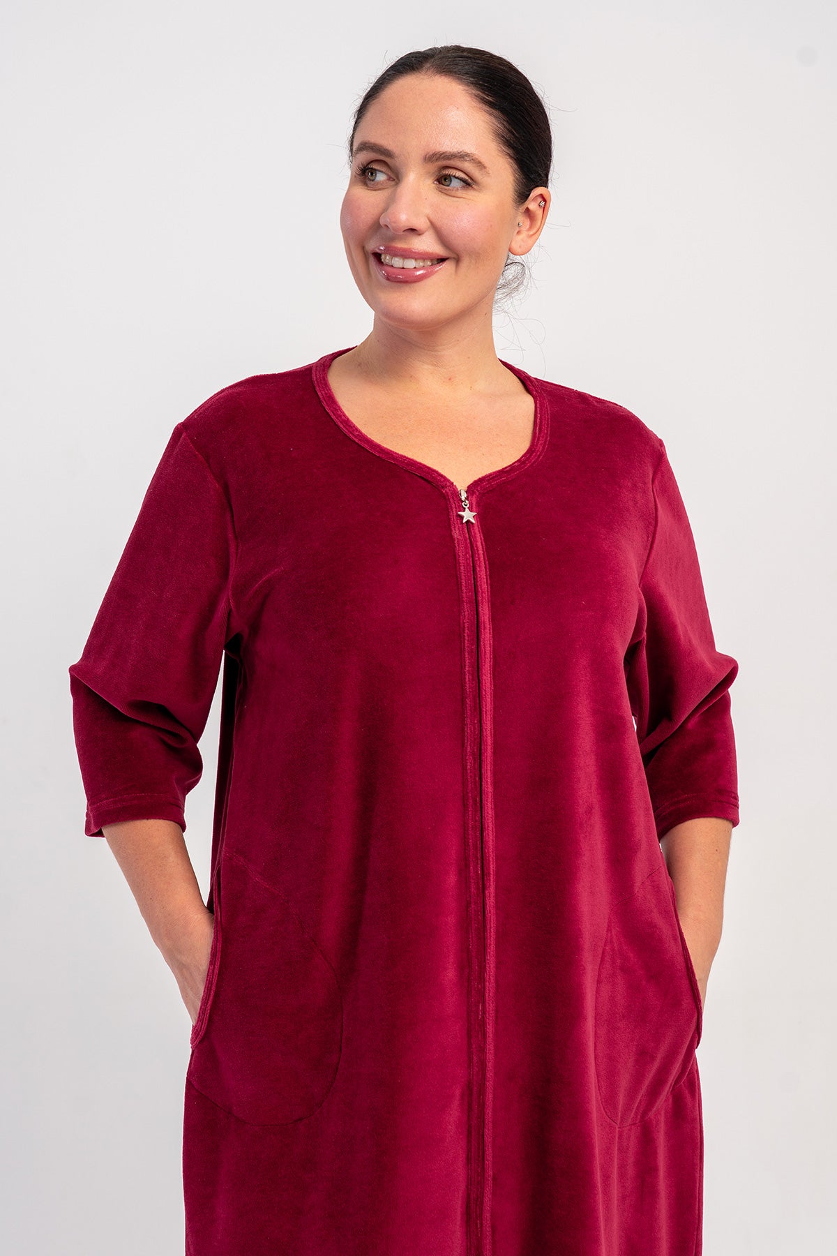 ROCHIE DE CASĂ DE DAMĂ DIN CATIFEA DE BUMBAC XXL, CU MÂNECĂ 3/4, CU BUZUNARE ȘI FERMOAR - BORDO