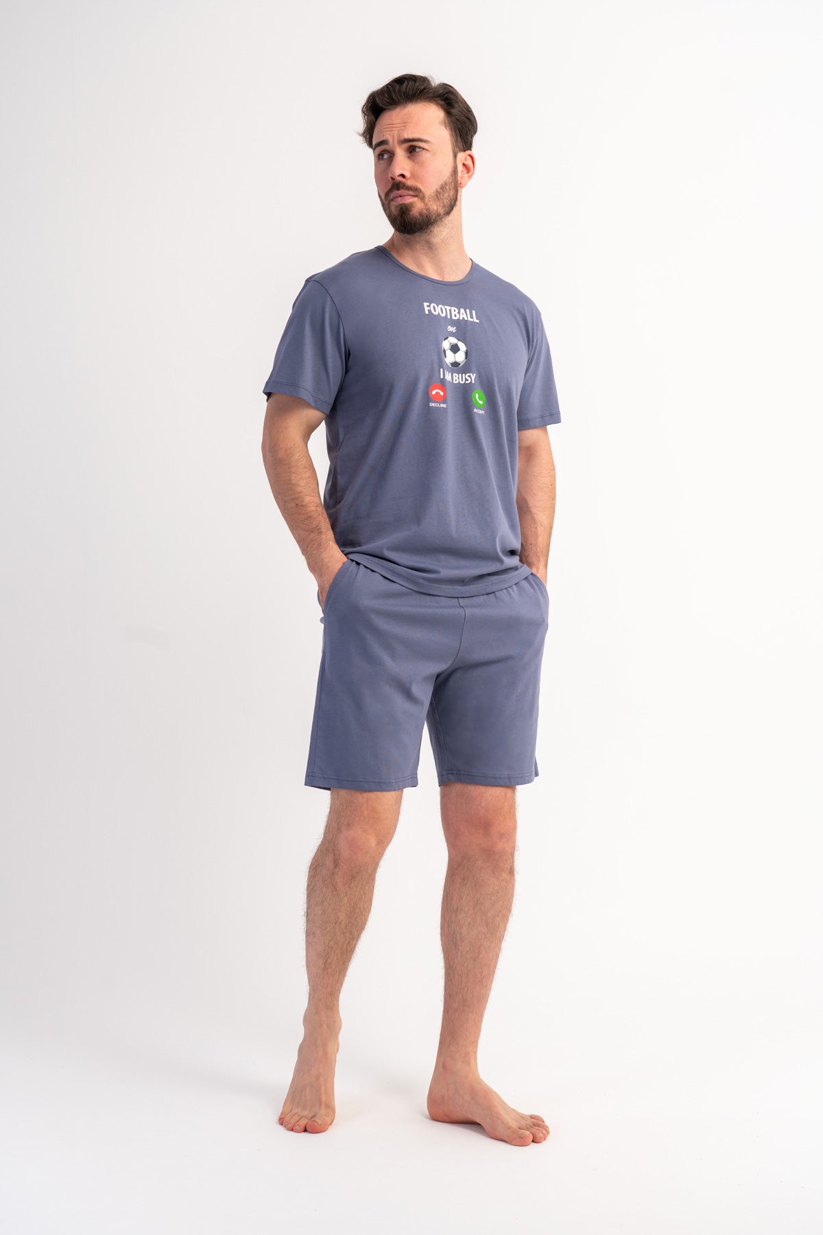 COSTUM BĂRBĂTESC DE DORMITOR CU BUZUNAR P.SUPREM XXL, GÂT ROTUND, MÂNECĂ SCURTĂ, PANTALONI SCURȚI - GRI FUMURIU