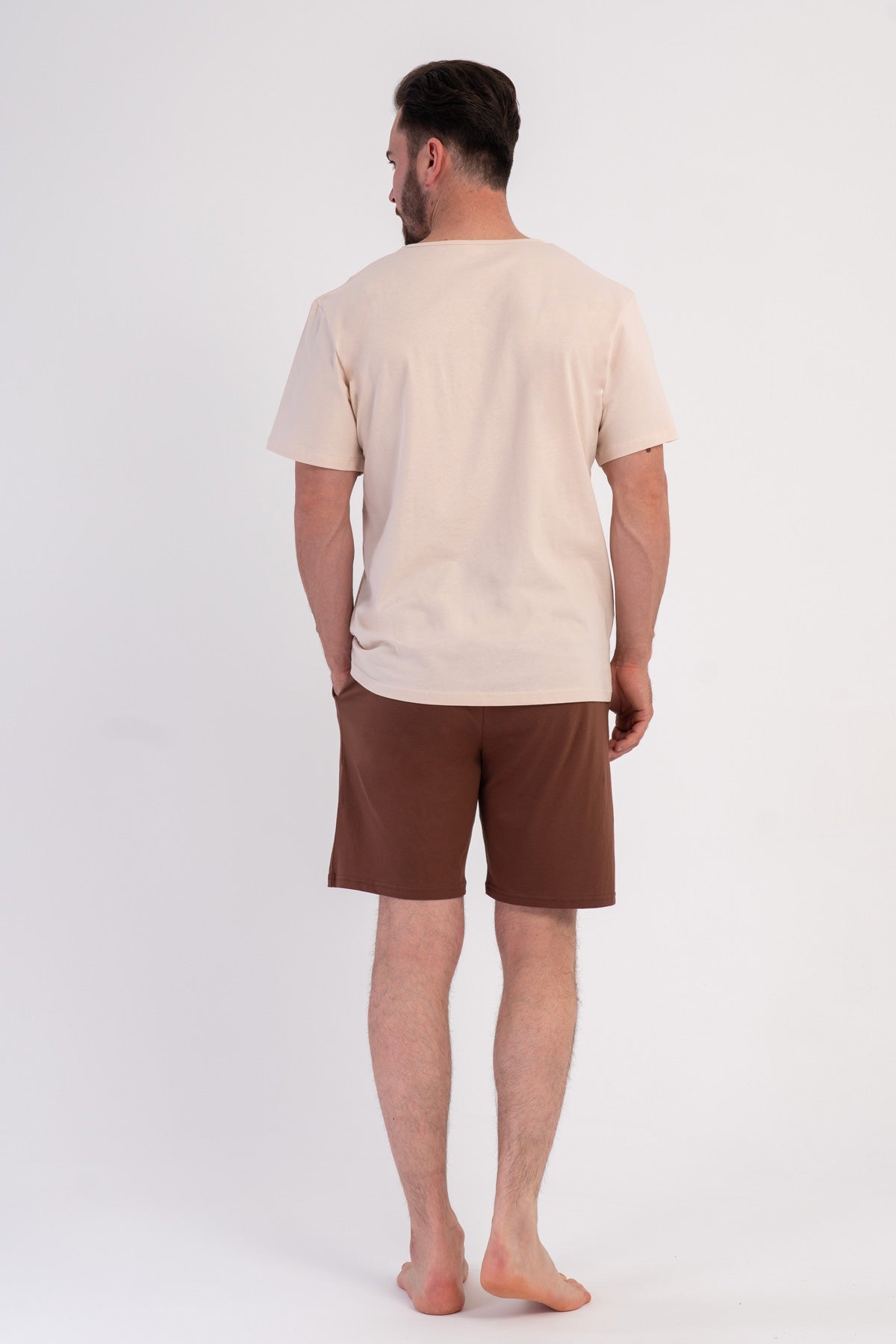 COSTUM DE BĂRBAȚI CU BUZUNARE P.SUPREM, GULER ROTUND, MÂNECĂ SCURTĂ ȘI PANTALONI SCURȚI - CREM