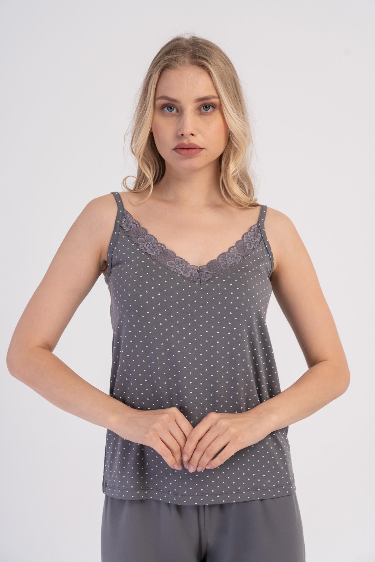 SET DE PANTALONI SCURȚI DAMĂ CU BRETELE SUBȚIRI, DECOLTEU ÎN V ȘI DANTELĂ, DIN LYCRA VISCOZĂ - GRI