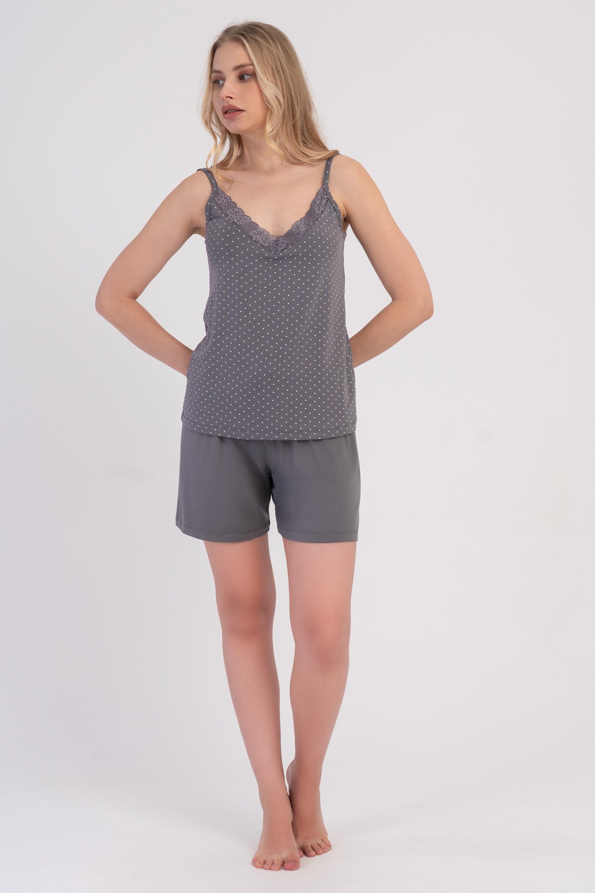 SET DE PANTALONI SCURȚI DAMĂ CU BRETELE SUBȚIRI, DECOLTEU ÎN V ȘI DANTELĂ, DIN LYCRA VISCOZĂ - GRI