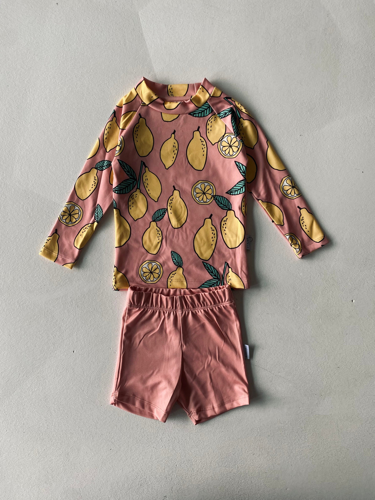 Costum de baie pentru bebeluși, cu mânecă lungă și pantaloni scurți, cu protecție UV | 6 luni - 4 ani | Marca RG | RG339 - ROZ LĂMÂIE