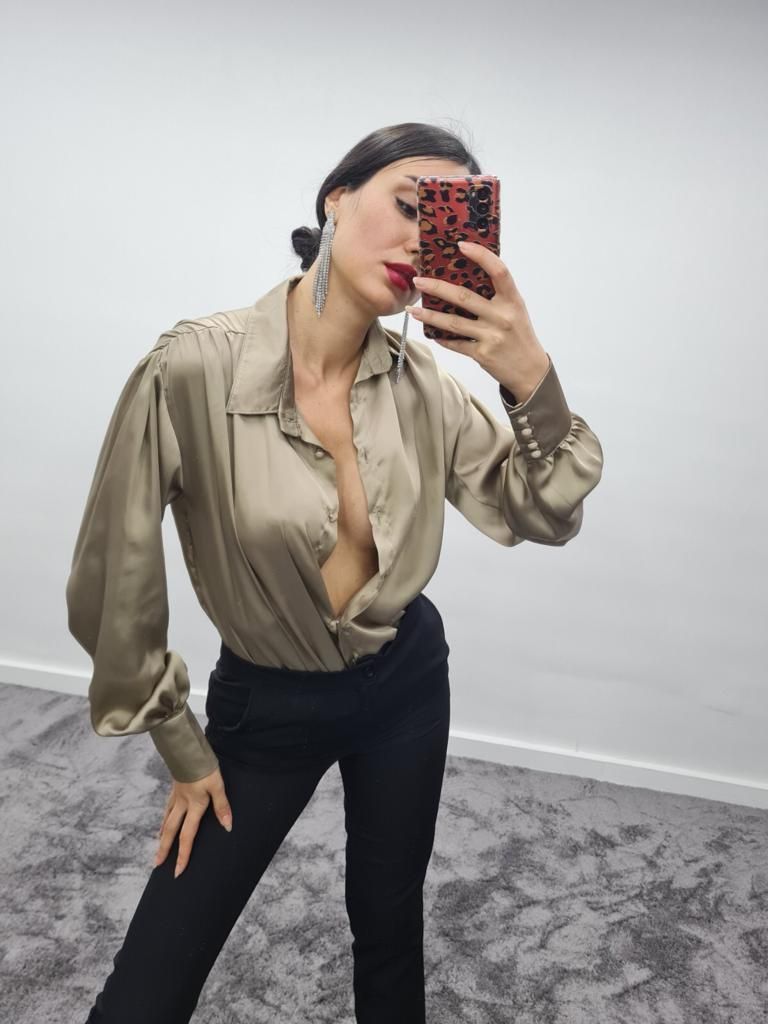 Cămașă din satin cu nasturi și perle - Mink