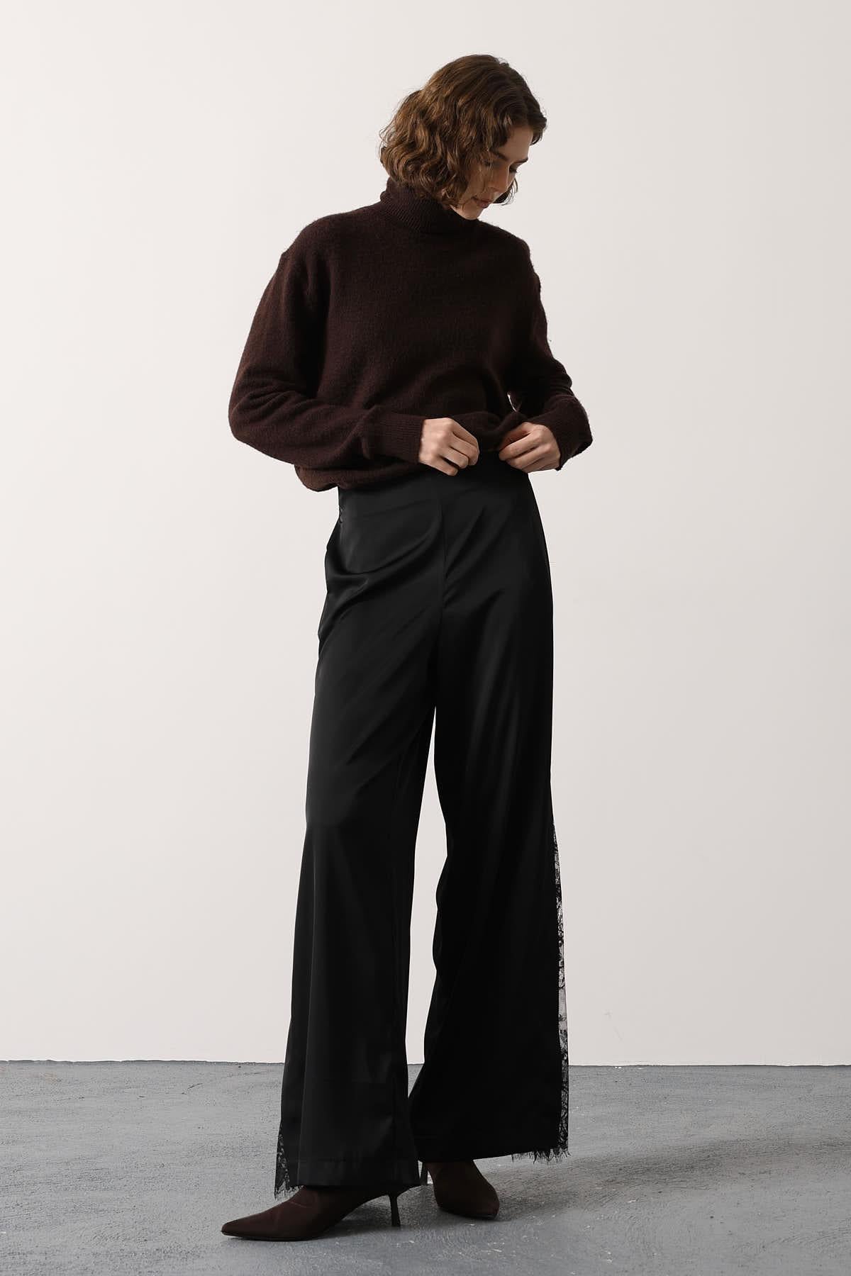 YIRTMAÇ DETAYLI DANTELLİ SATEN PANTOLON - Siyah