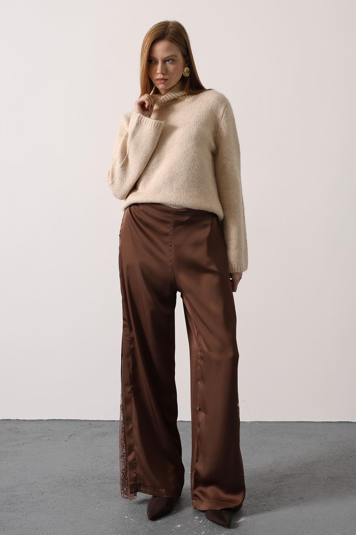 PANTALON DIN SATIN DANTELAT CU RUPTURI - Maro