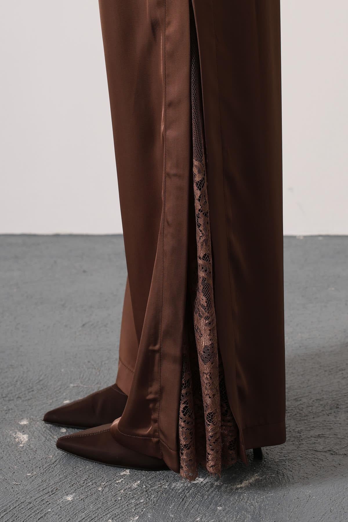 PANTALON DIN SATIN DANTELAT CU RUPTURI - Maro