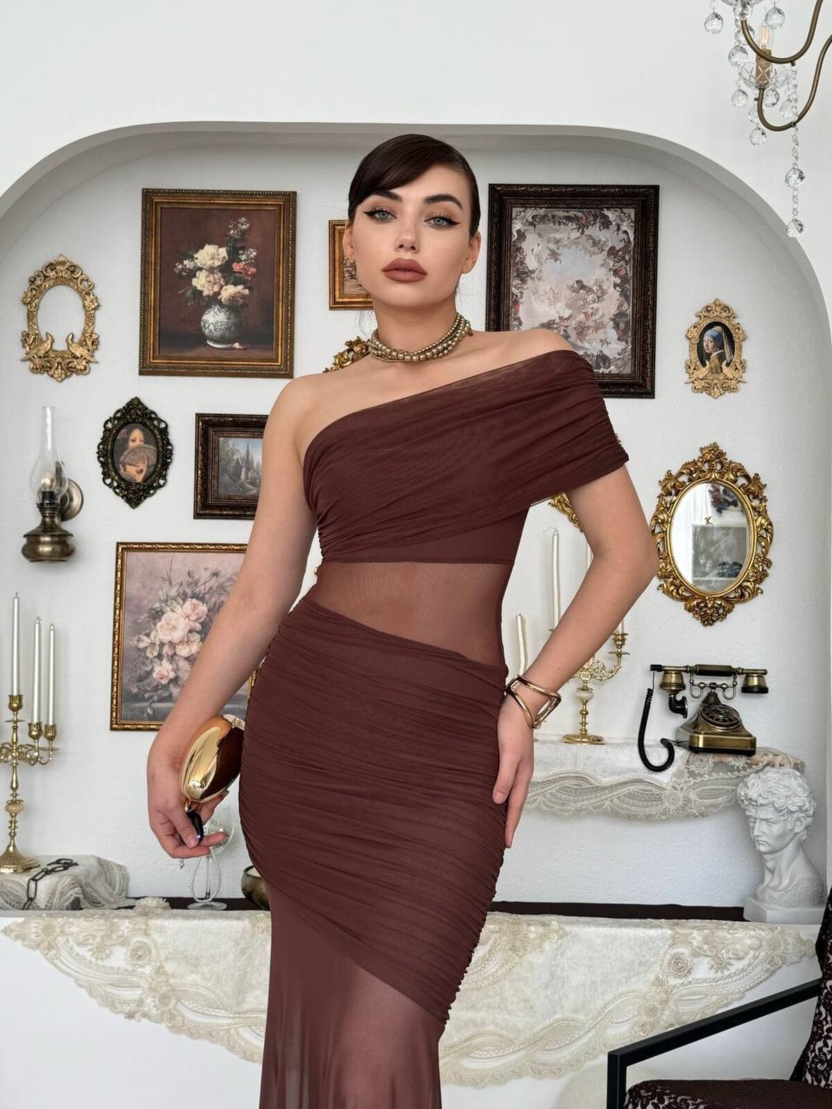 Rochie transparentă cu crăpătură laterală adâncă