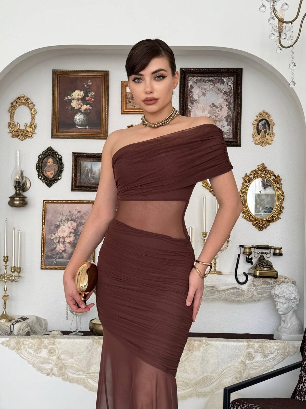 Rochie transparentă cu crăpătură laterală adâncă