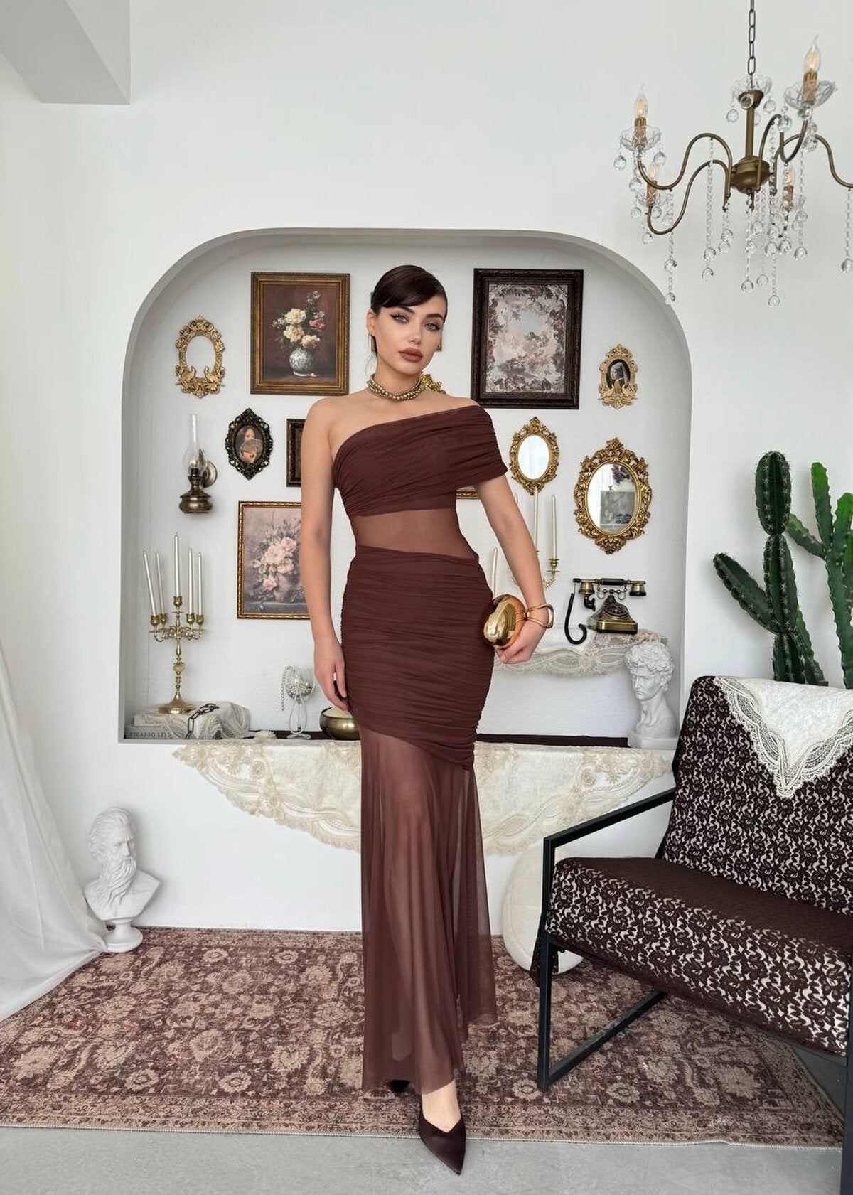 Rochie transparentă cu crăpătură laterală adâncă