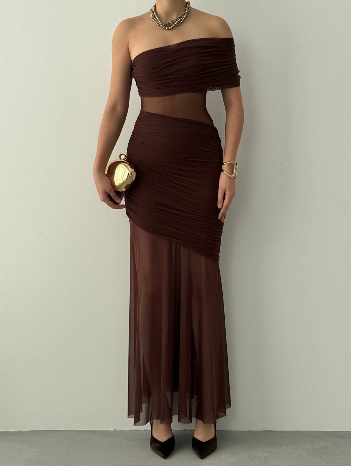 Rochie transparentă cu crăpătură laterală adâncă