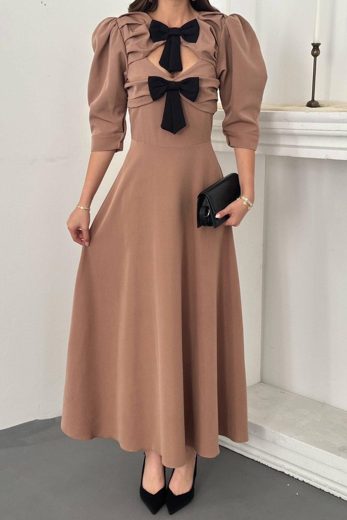 Camel Ön Dekolteli Fiyonk Garnili Uzun Elbise