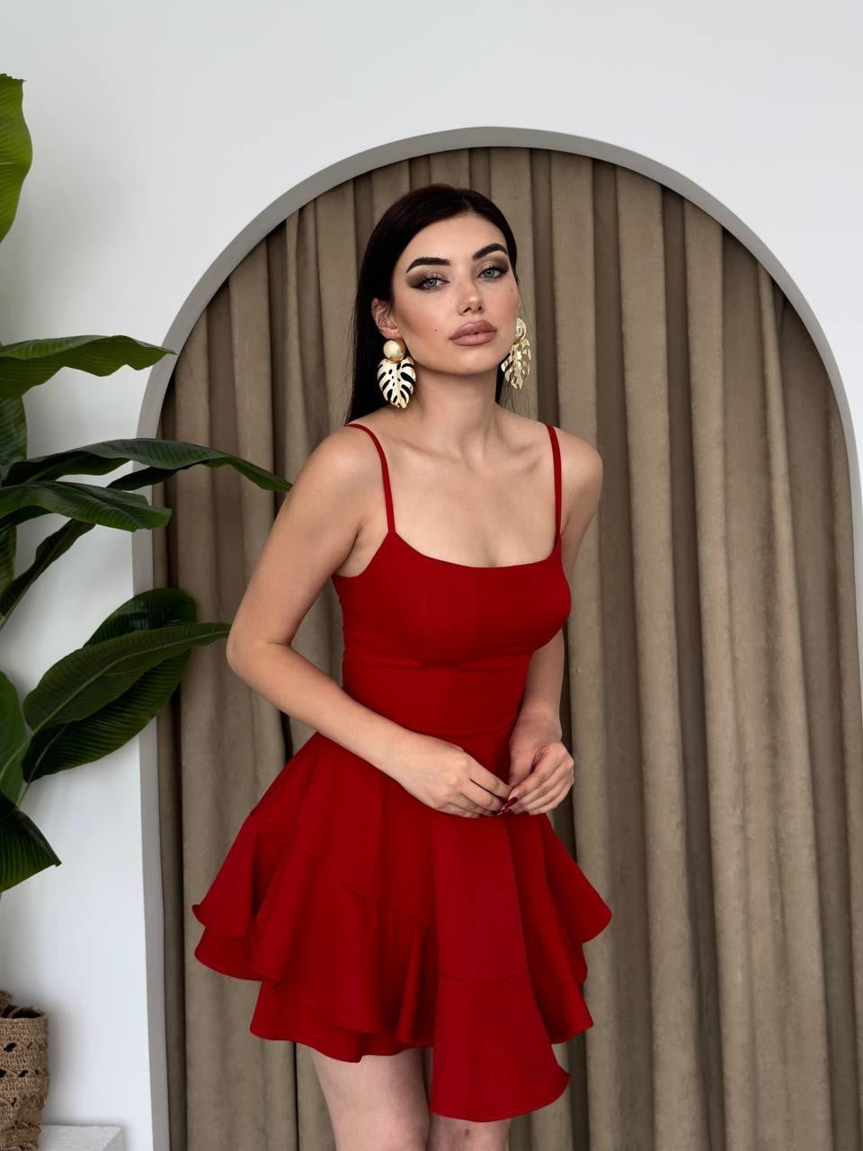 Rochie simplă cu bretele subțiri