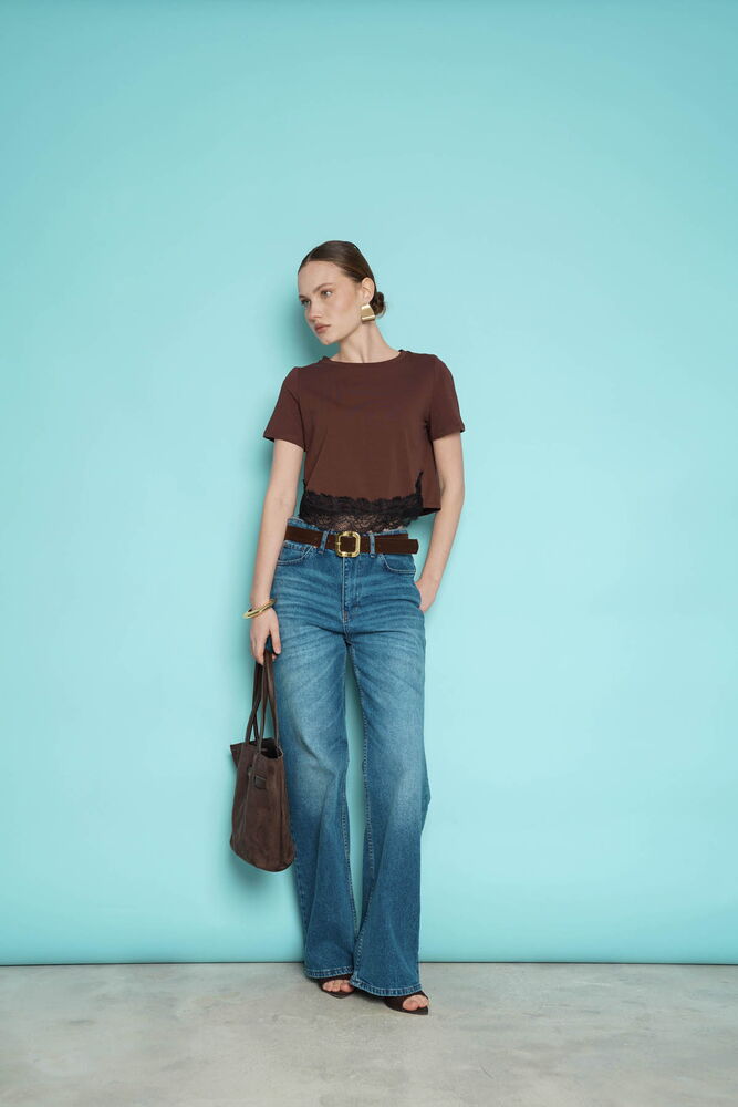 Tricou cu guler rotund și detalii din dantelă, en-gros - Cafea | D3001 - Topshow
