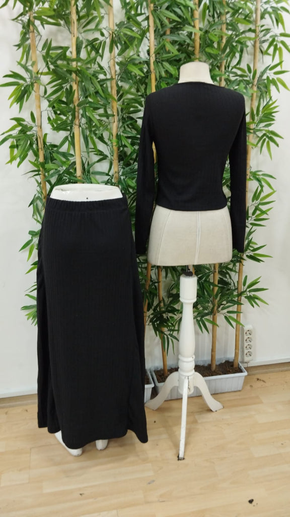 Set din două piese pentru femei, cu bluză cu mânecă lungă, nasturi frontali și fustă lungă evazată, cu talie înaltă, din tricot striat periat, 29766