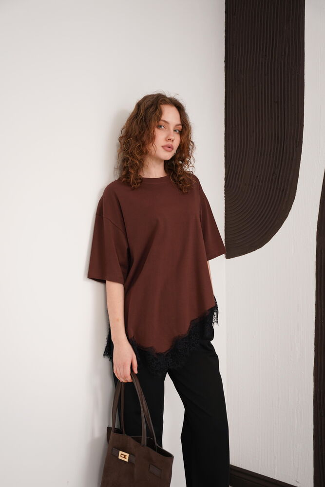 Tricou cu guler rotund și detalii din dantelă, en-gros - Cafea | D3005 - Topshow