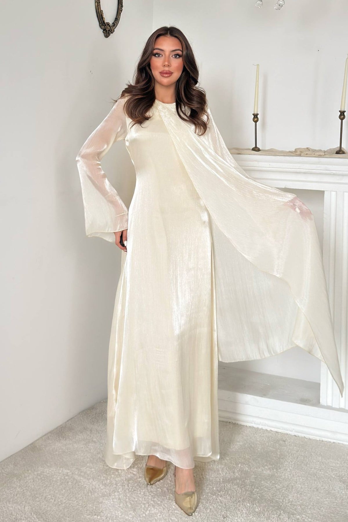 Rochie lungă alb-gălbui cu pelerină