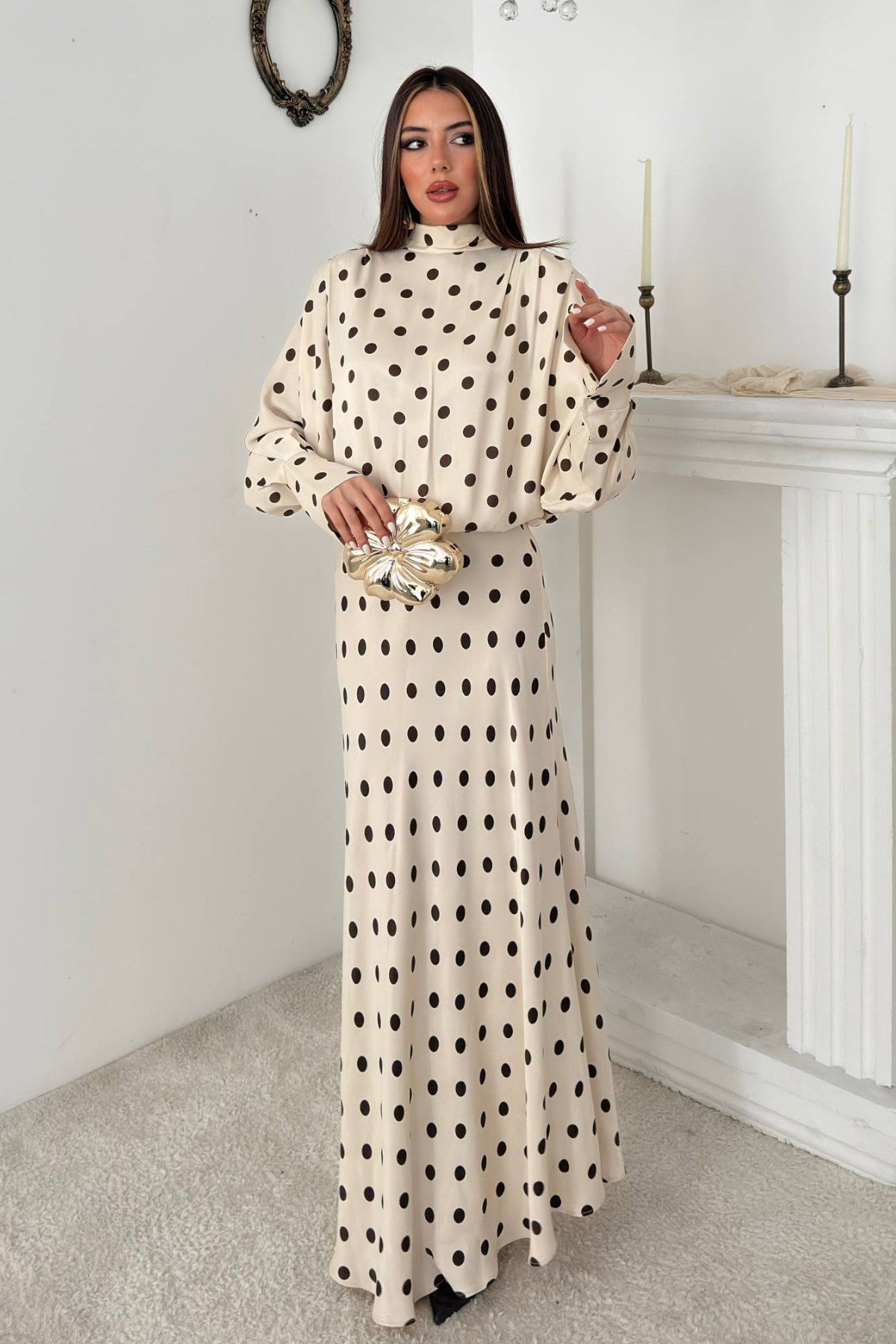 Rochie din satin alb-gălbui cu buline