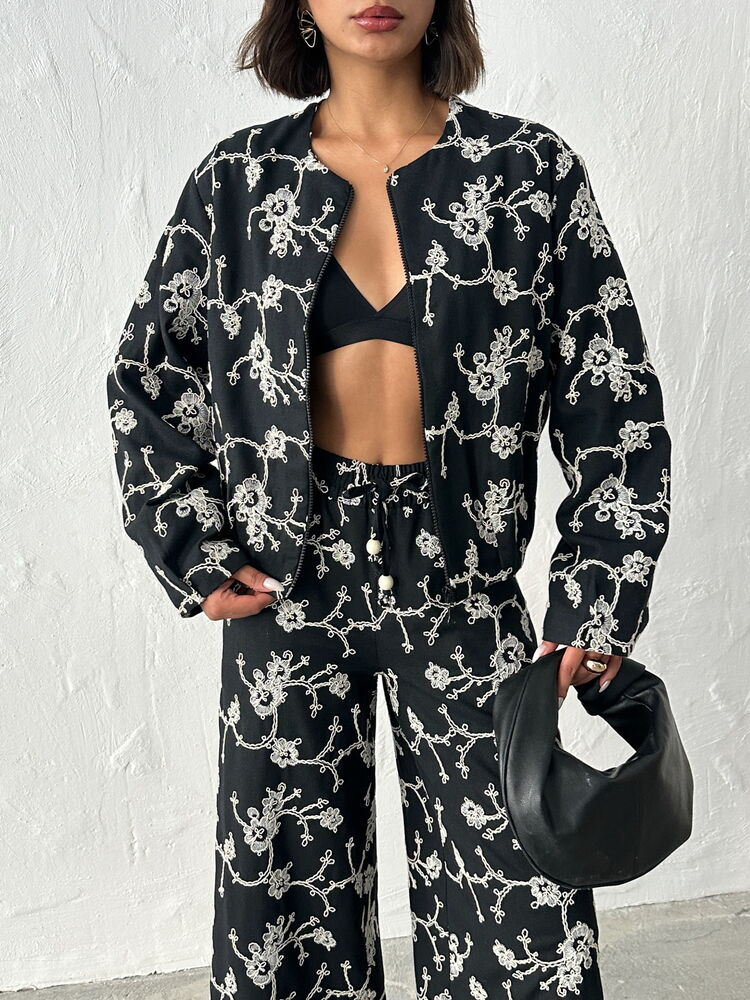 Jachetă cu fermoar și broderie florală - Neagră