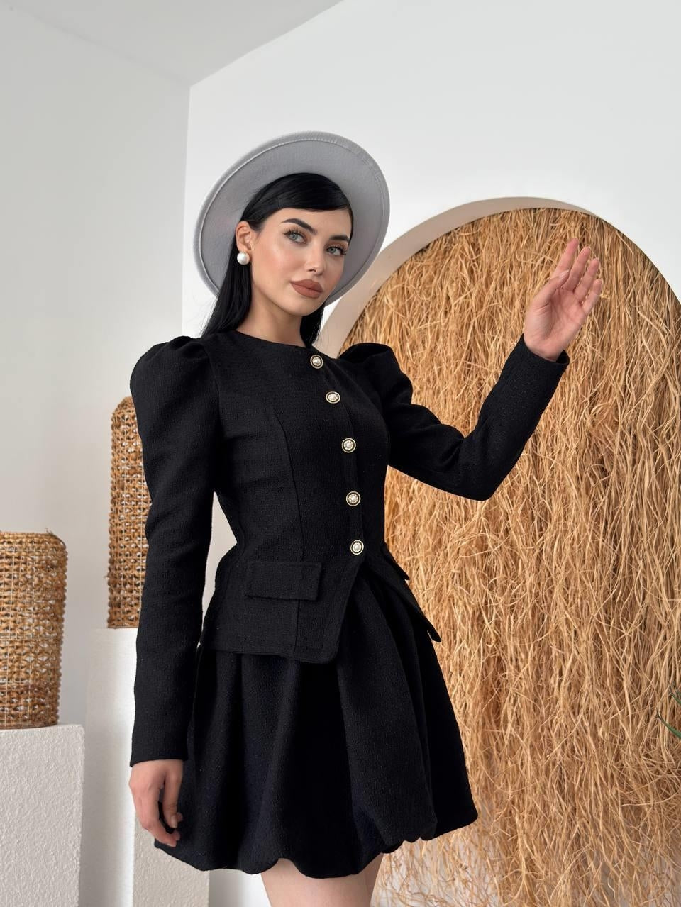 Costum Hews cu detalii de nasturi