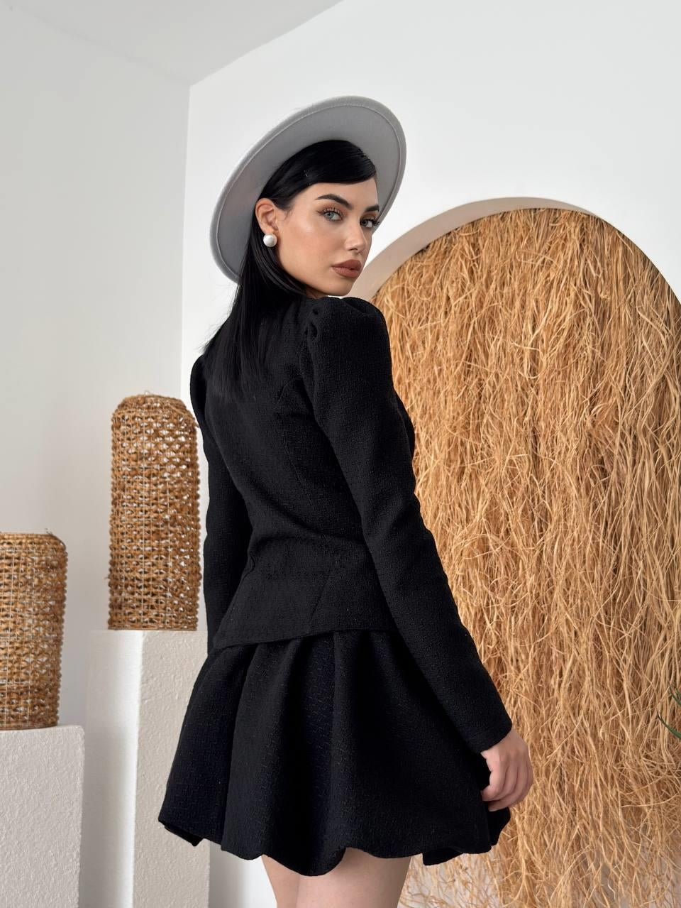 Costum Hews cu detalii de nasturi