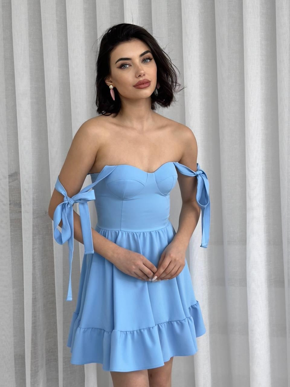 ROCHIE SATINATĂ CU ȘIRET ȘI BRETELE SUBȚIRI