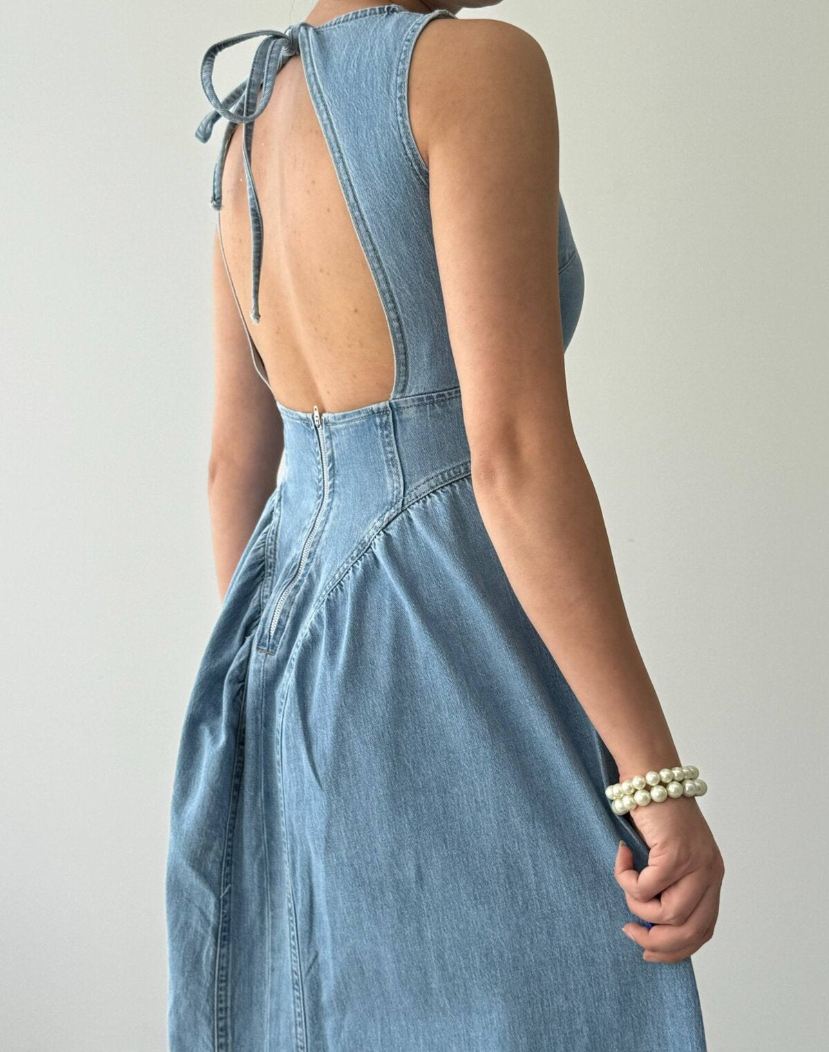Rochie din denim Jere cu detalii decoltate la spate