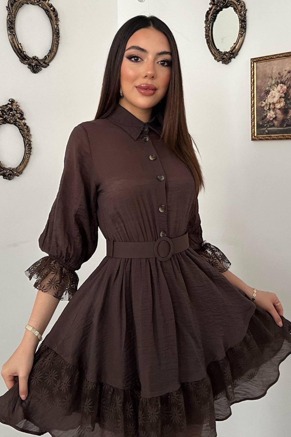 Kahverengi Önü Patlı Dantelli Elbise