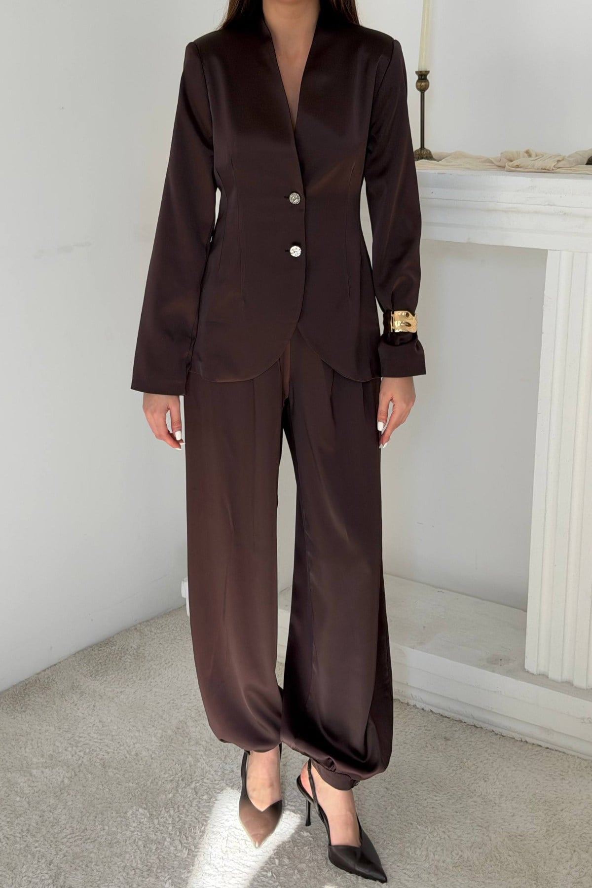 Costum cu jachetă și pantaloni din satin maro