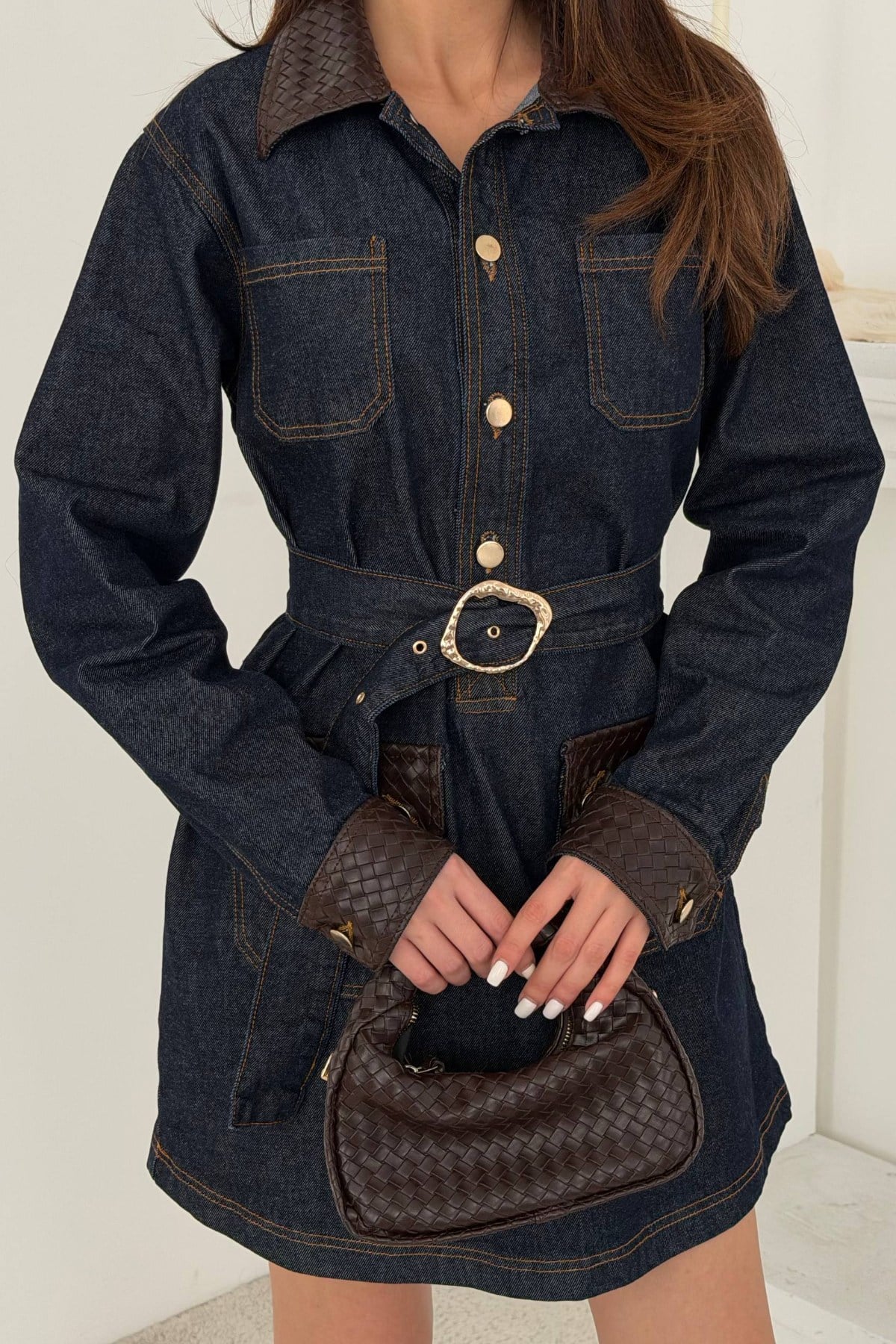 Rochie albastră din denim cu garnitură din piele