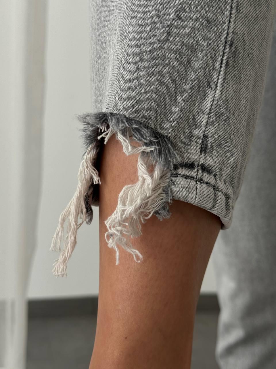 Blugi gri deschis, cu talie înaltă, model Mom Fit, cu detaliu la tiv