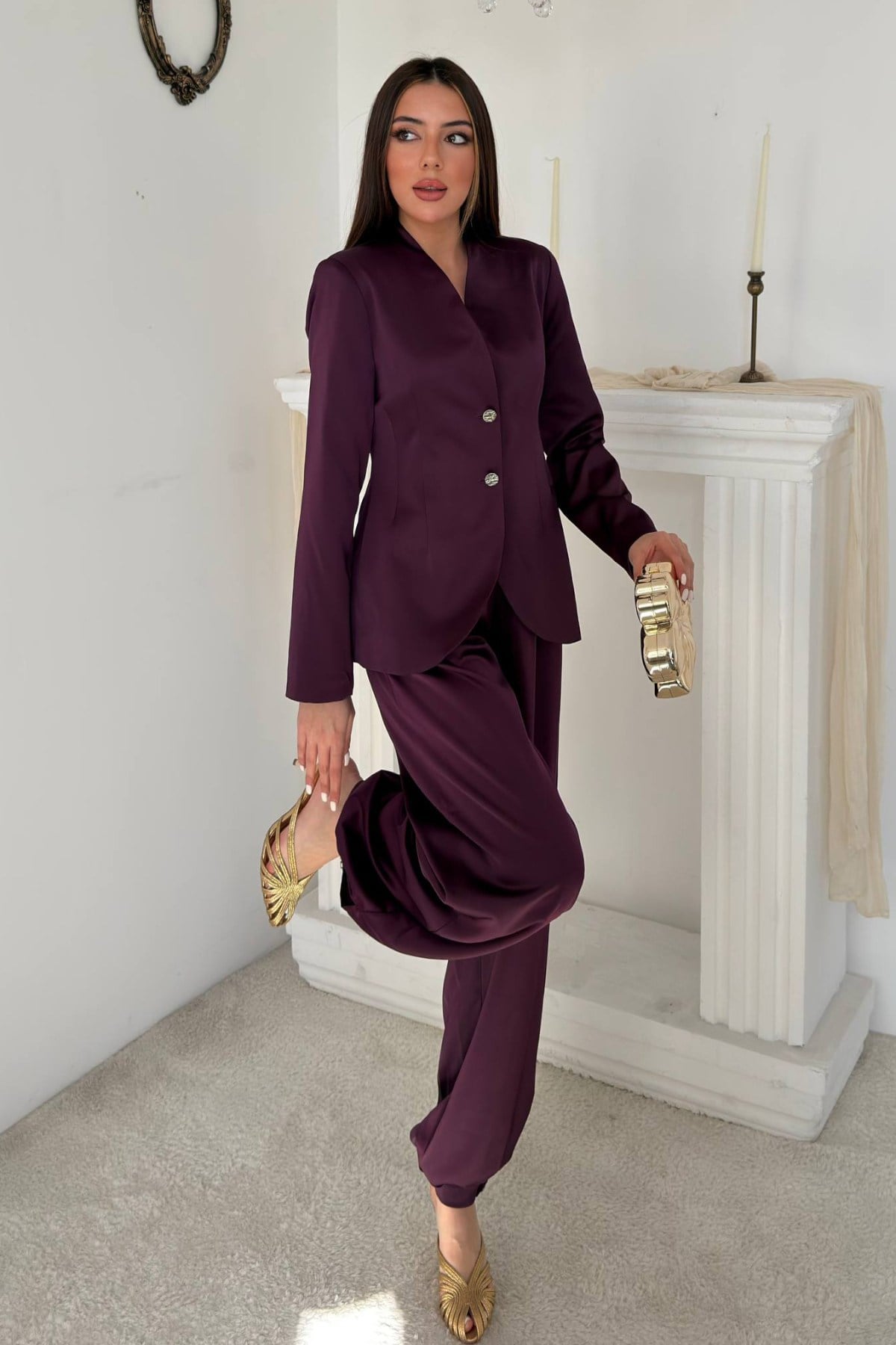 Costum cu jachetă și pantaloni din satin prun
