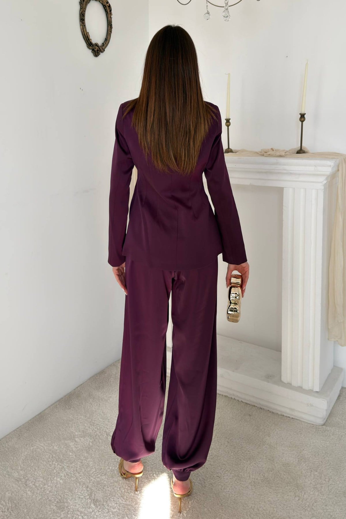 Costum cu jachetă și pantaloni din satin prun