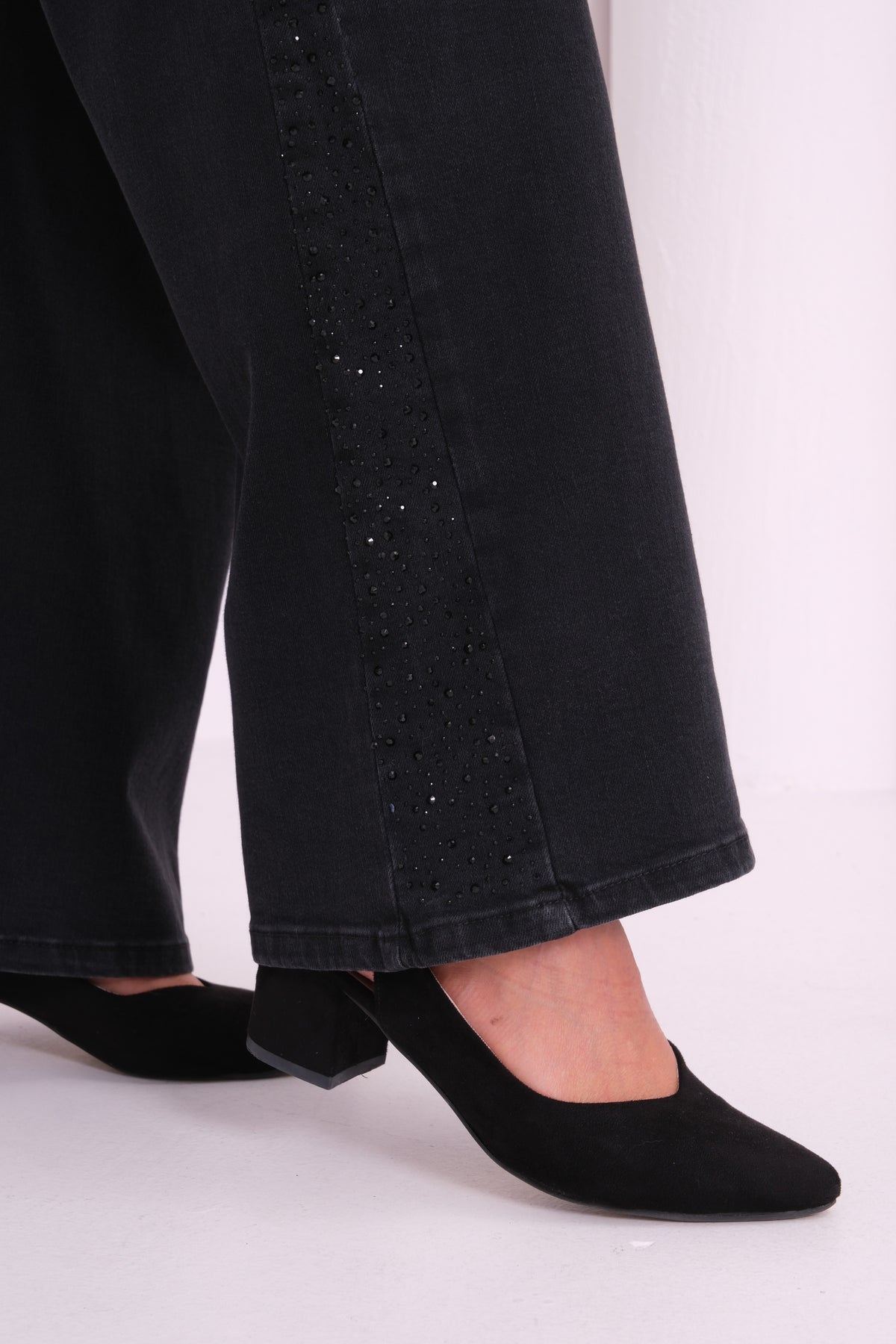 Yüksek Bel Boru Paça Yandan Taş Detaylı Battal Kalıp Black Black Taşlı Jean Pantolon