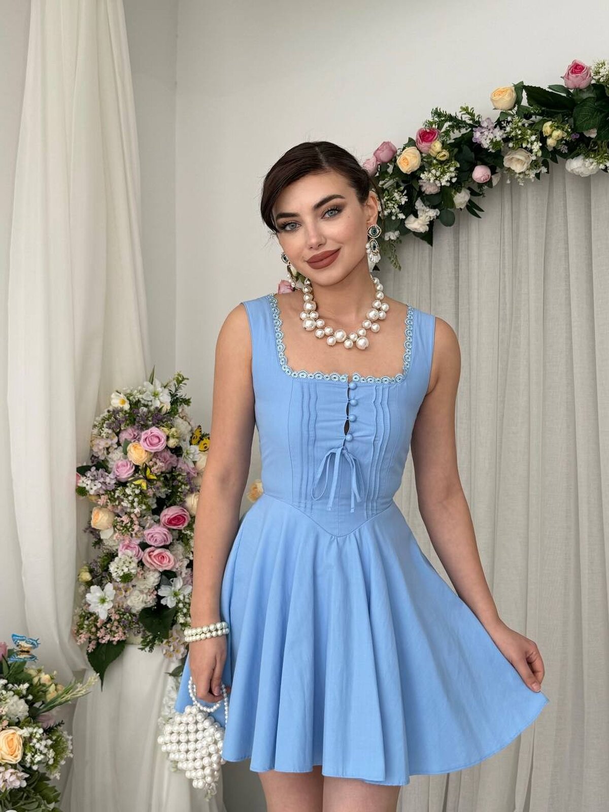 Rochie cu nasturi decorativi