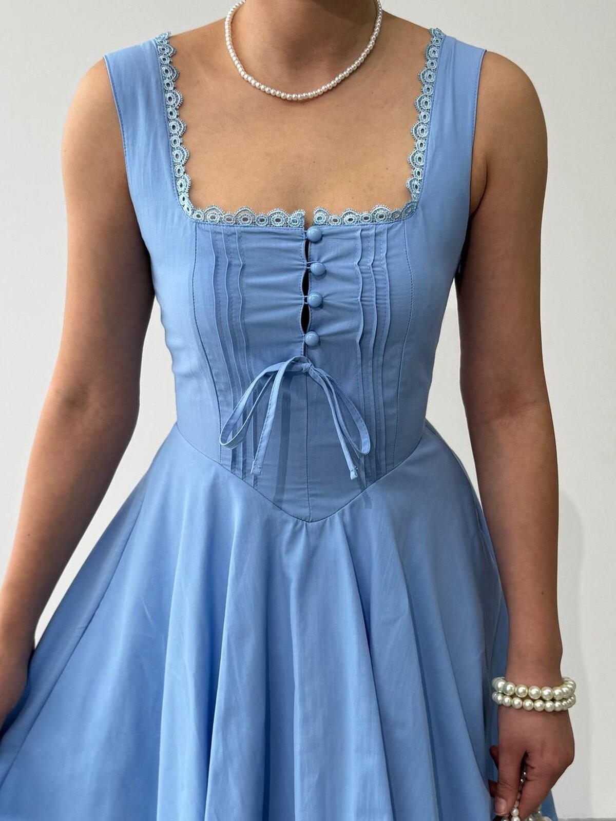 Rochie cu nasturi decorativi