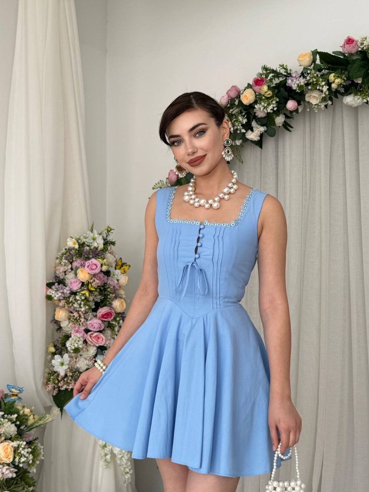 Rochie cu nasturi decorativi
