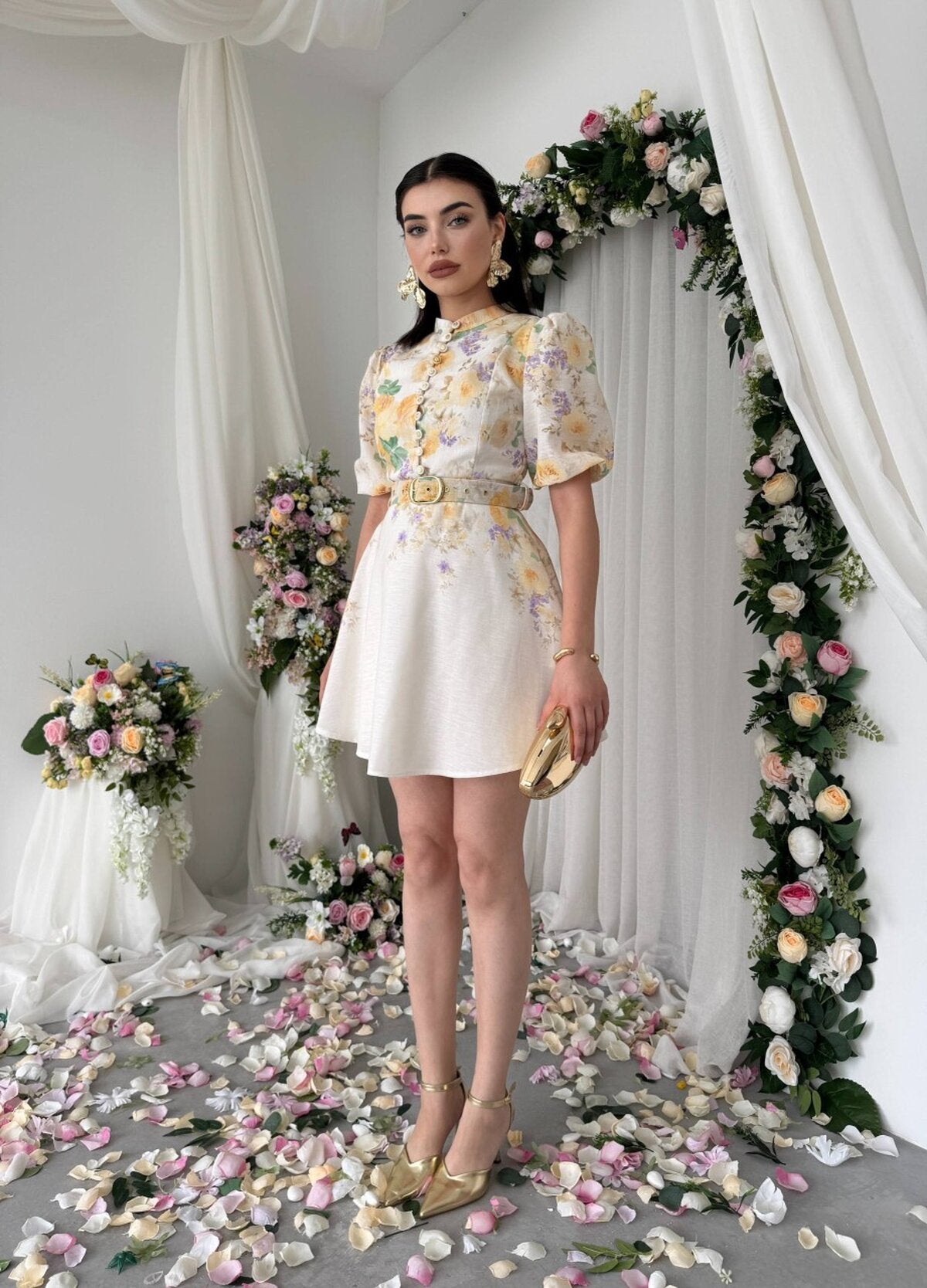Rochie cu detalii la umeri și betelie