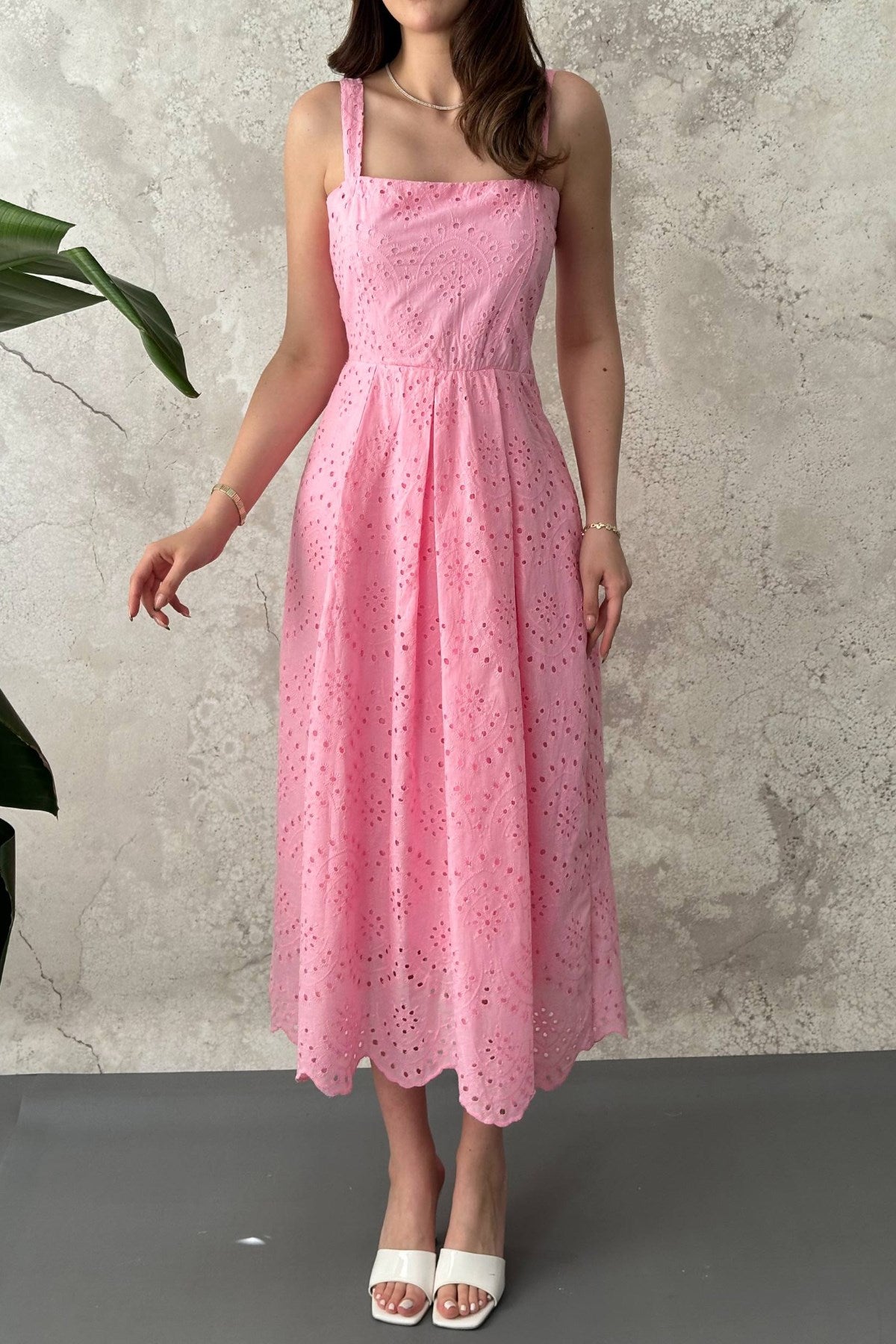 Pembe Askılı Aparatlı Brode Elbise