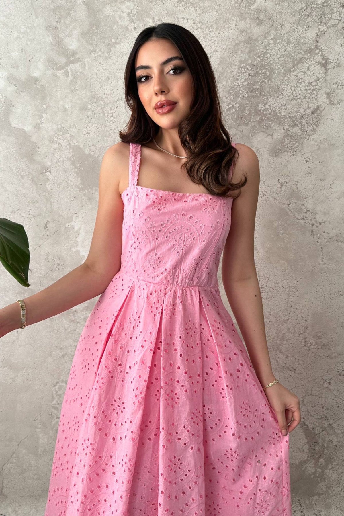 Pembe Askılı Aparatlı Brode Elbise