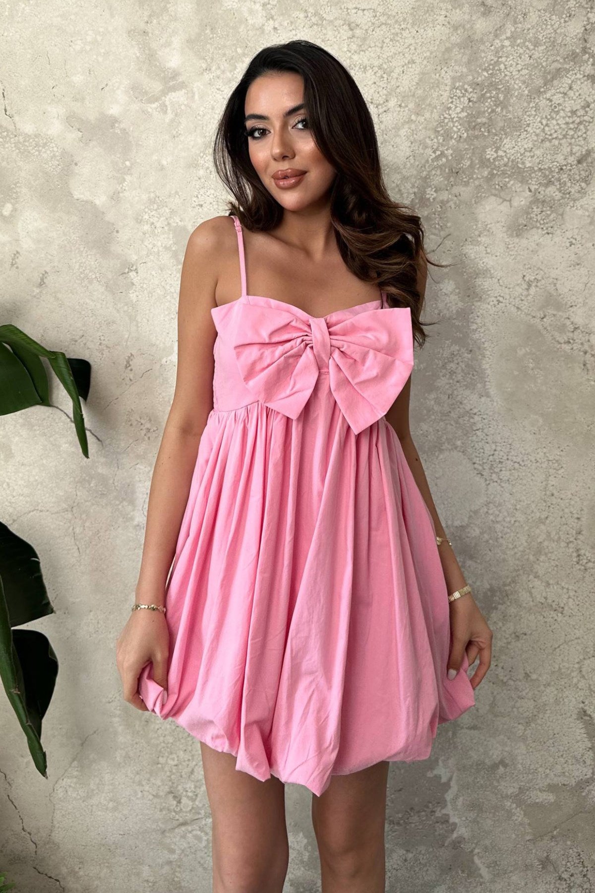 Pembe Önü Fiyonklu Askılı Elbise
