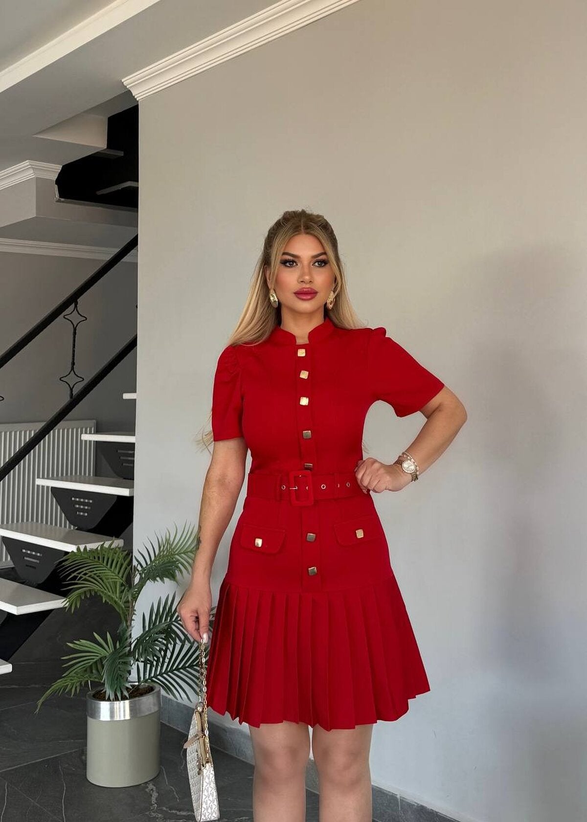 ROCHIE CU FUSTĂ PLISATĂ ȘI DETALIU CENTURĂ