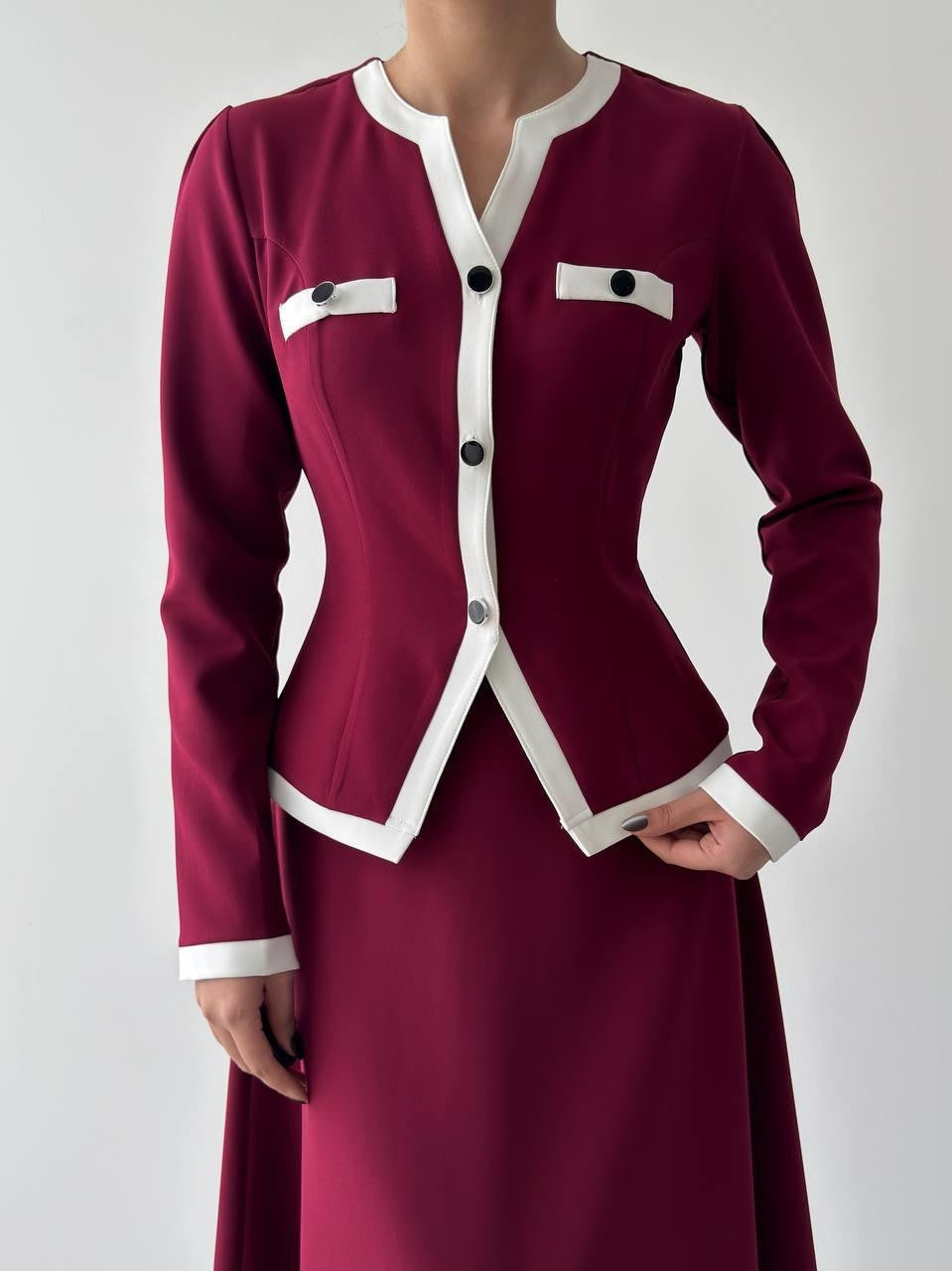 Costum Rax cu detalii nasturi